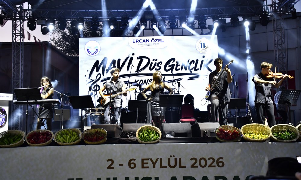 YENİŞEHİR’İN GENÇLERİ SAHNENİN TOZUNU ATTIRDI